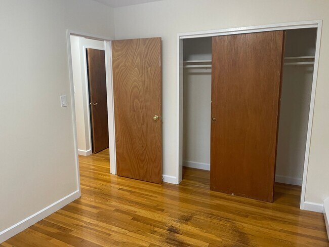 Building Photo - Free month COOLIDGE CORNER, Noce renovated 2 bed in small building,  Utilities INC, Pets Ok NO LEAD!