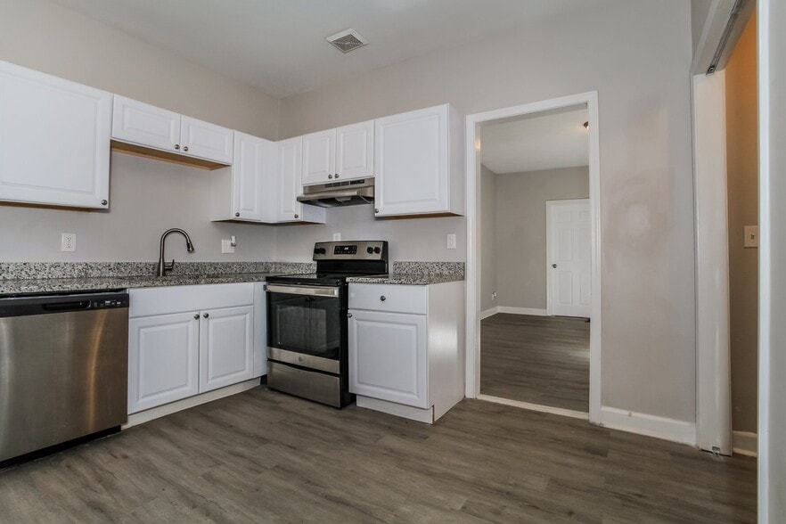 Building Photo - 2420 Freeman Ave