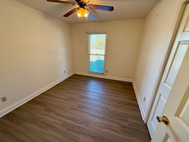 Building Photo - Charming Brick Home in Rembert!