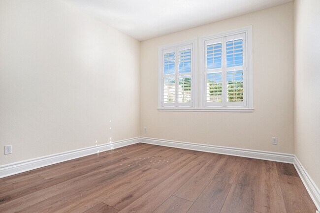 Building Photo - Beautiful Custom Townhouse In Desirable Wa...