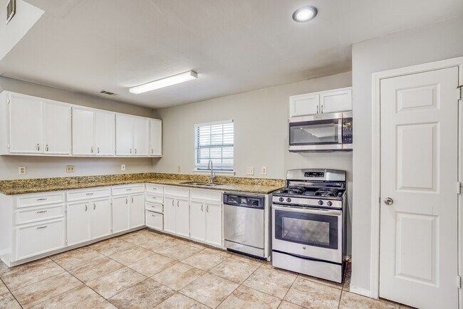 Building Photo - 6395 Crossway Dr