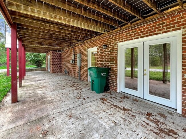 Building Photo - Secluded Near West End 5 bedroom