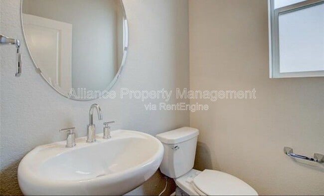 Building Photo - 1168 Solitaire St