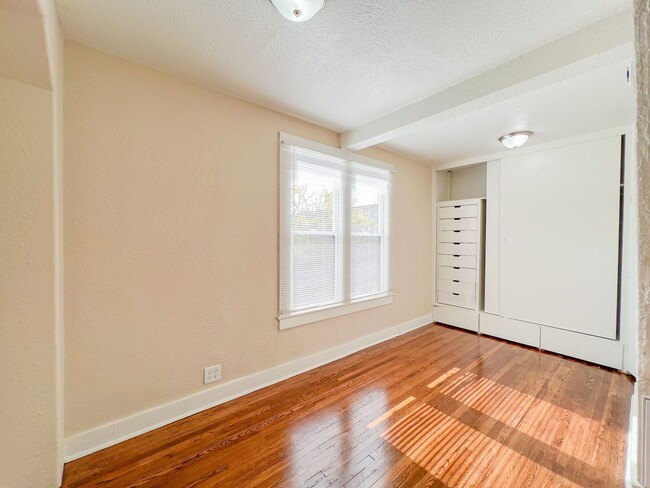 Building Photo - Los Alamitos 4 Bed 2 Bath House - 2 Car Gar - Wood Flooring - Huge Yard - Cute!!!