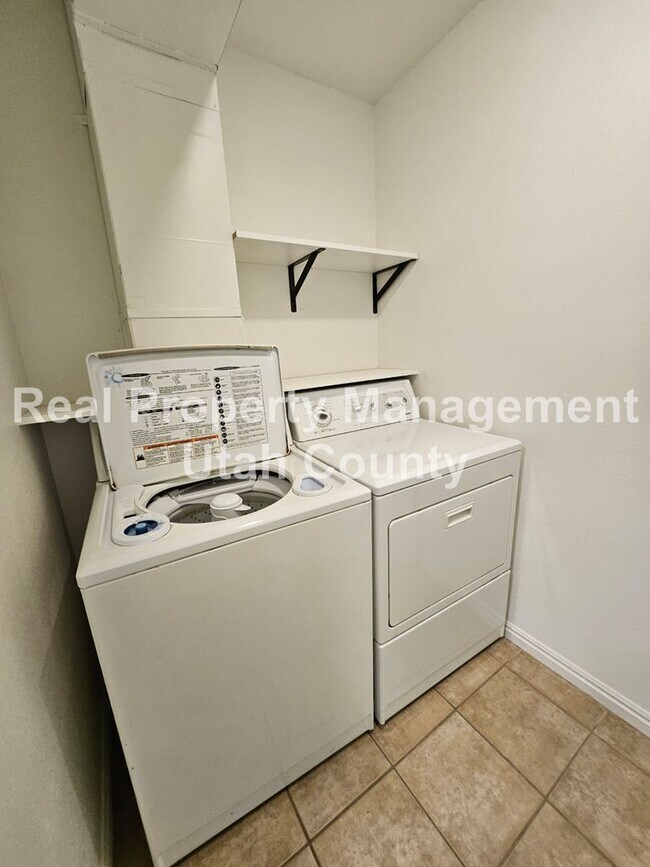 Building Photo - Large Orem Home