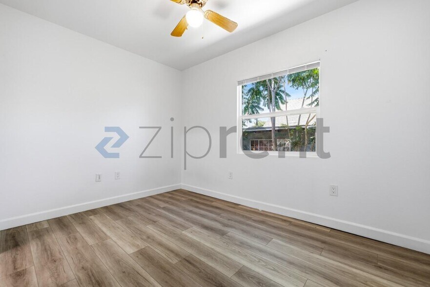 Building Photo - Unit