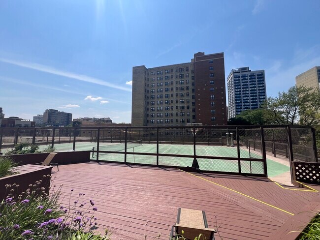 Building Photo - 2650 N Lakeview Ave