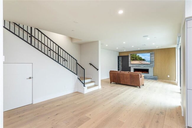 Building Photo - 1511 Cliff Dr