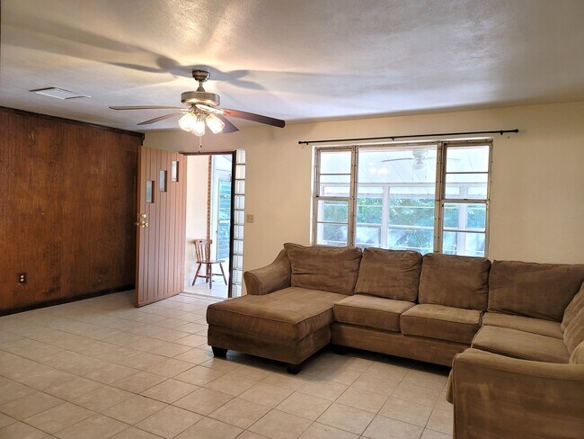 Building Photo - 4362 W Midway Rd