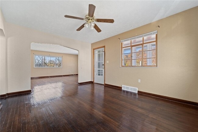 Building Photo - 1001 5th St