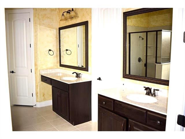 Building Photo - 115 Oakwood Ln