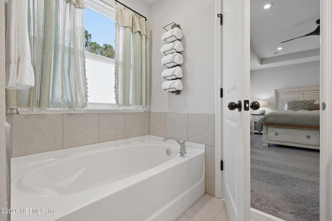 Building Photo - 184 Dahlia Falls Dr