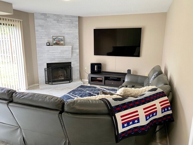 Building Photo - Lovely updated Bethany home