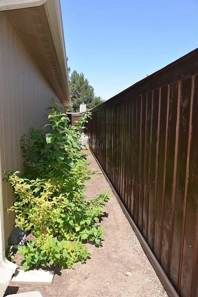 Building Photo - 6110 E 7th Ln