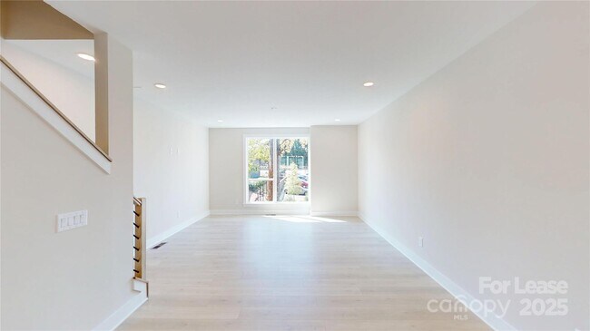 Building Photo - 407 Devender Ln