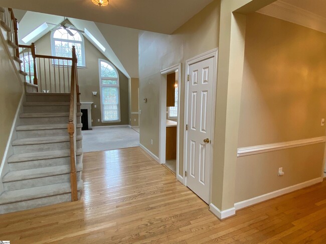Building Photo - 301 Fortuna Dr