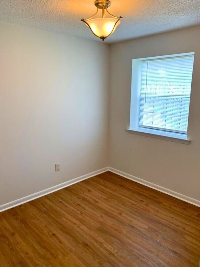 Building Photo - 2 Bedroom 1 Bathroom first floor Goshen Valley flat!