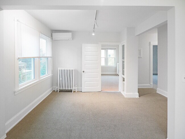 Building Photo - 3 Bedroom in the Heart of Uptown (Pets welcome)