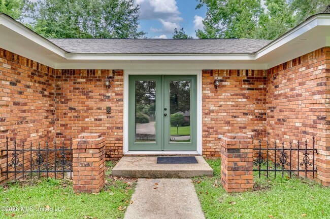 Building Photo - 9 Treeway Dr