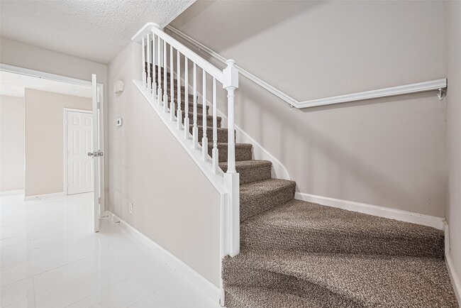 Building Photo - 10815 Creektree Dr
