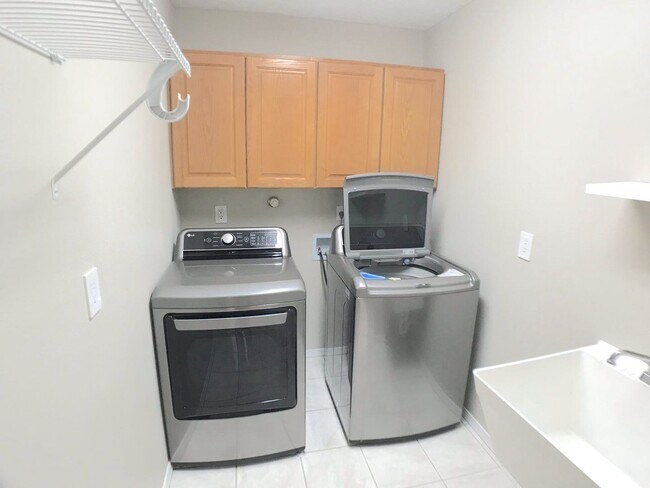 Building Photo - Stunning 4 bedroom in La Cueva area. Spacious layout. Refrigerated air! Extra Space!