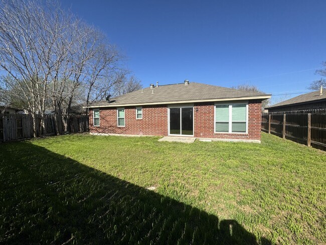 Building Photo - Charming 3-Bedroom 2- Bath home in New Bra...