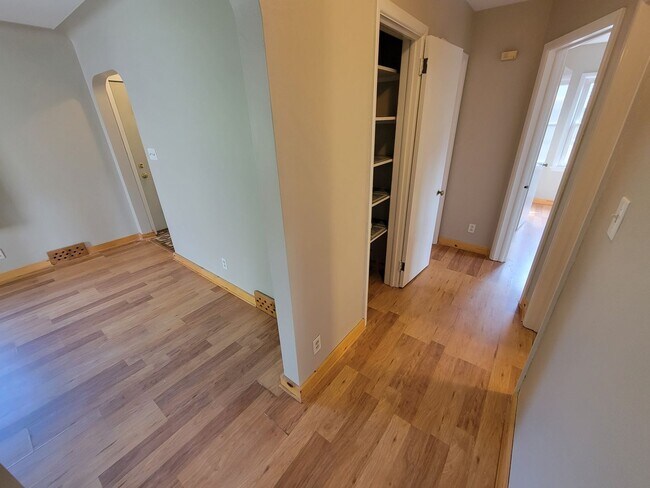 Building Photo - AVAILABLE AUGUST 15th - 4 Bed 3 Bath w/ Spacious Back Deck - SHORT TERM LEASE TILL END OF APRIL