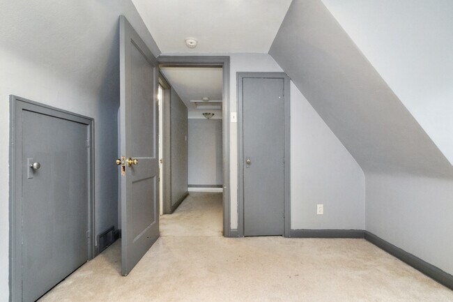 Building Photo - 819 Bertrand St