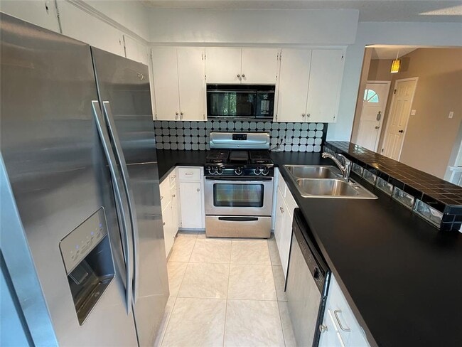 Building Photo - 6307 Shadow Valley Dr
