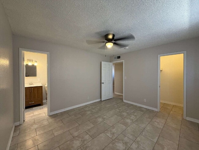 Building Photo - 955 Versailles Dr