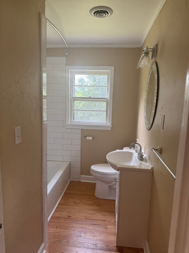 bathroom - 536 Janette Ave SW