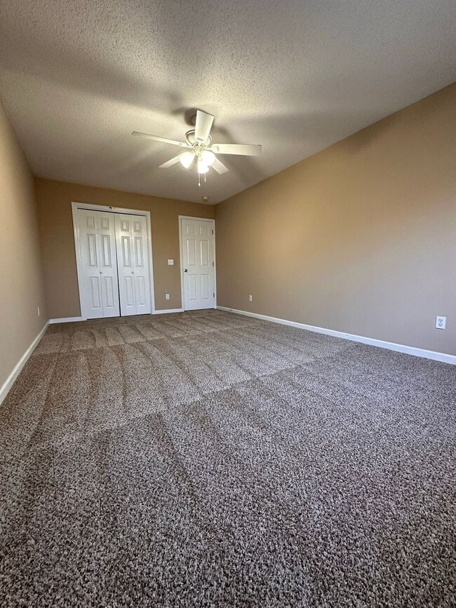 Building Photo - Foxchase Subdivision:  MOVE IN READY!!!!    1/2 OFF 1ST MONTH RENT W/12 MONTH LEASE!!  NEW CARPET...