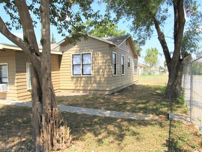 Building Photo - HIGHLAND PARK 3-BEDROOM