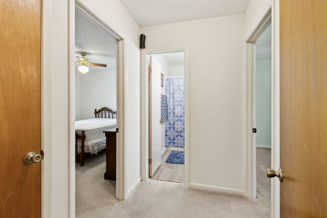 Building Photo - Peaceful Country Living Close to Everything