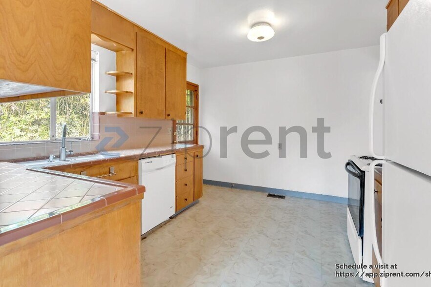 Building Photo - 6115 NE Clackamas St