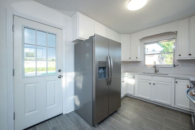 Building Photo - Gorgeous 3/2 Home