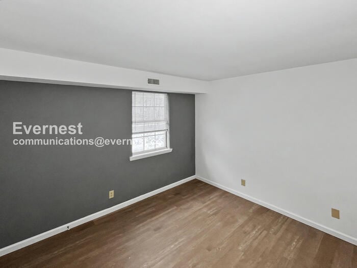 Building Photo - 12804 N Cresap St