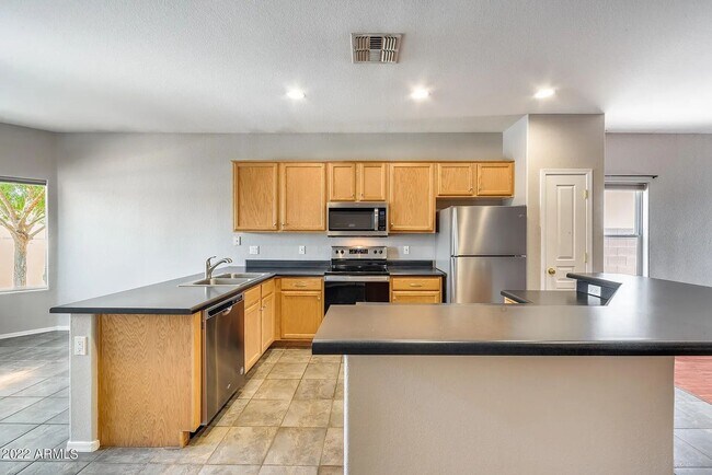 Building Photo - Golf Course Views! Quiet Cul-de-Sac! Updat...