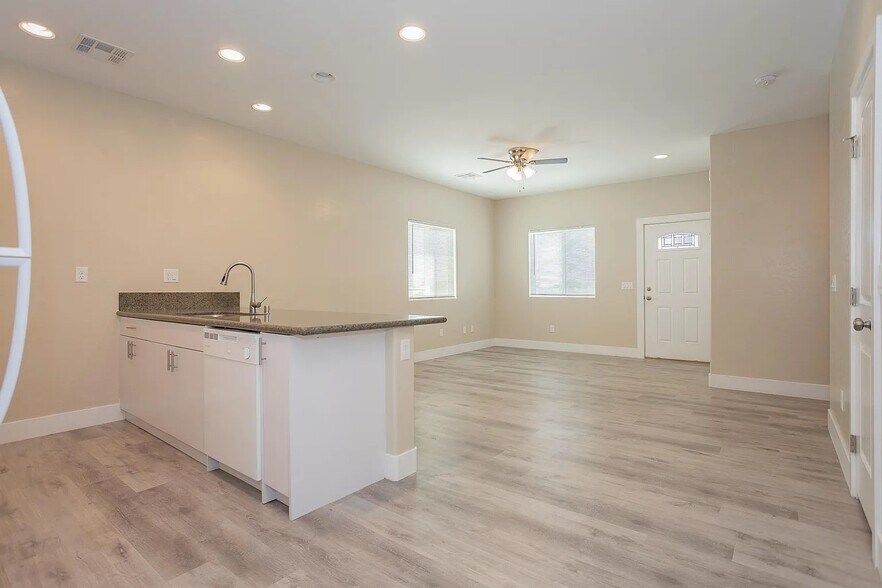 Building Photo - 1741 S Dandelion St