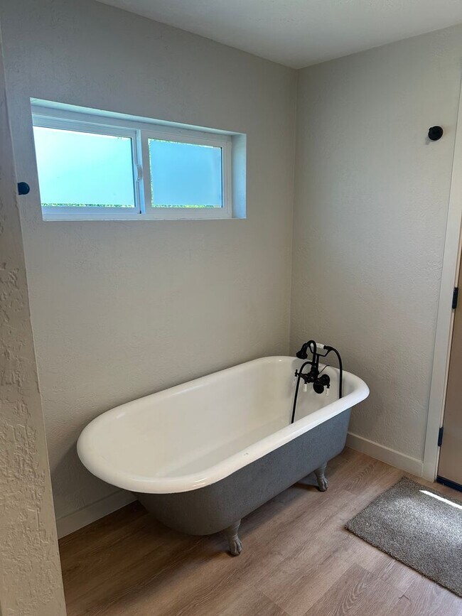Building Photo - Updated 2 bedroom 2 bath house with a deta...