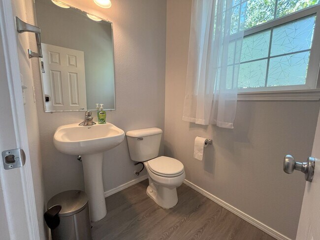 Building Photo - Charming 3-Bedroom Home with Open Layout, ...