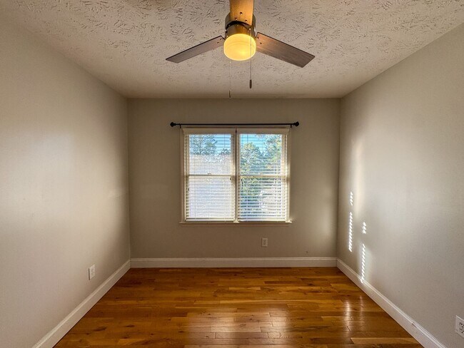 Building Photo - Charming 4 Bed, 2.5 Bath Home in King's Grant