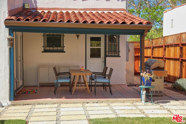 Building Photo - 752 N Las Palmas Ave