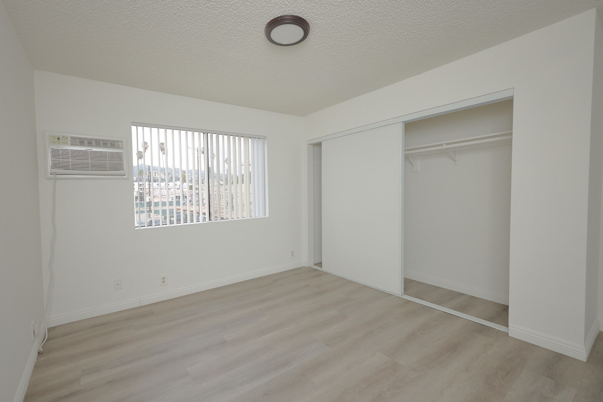Building Photo - 1406 N Serrano Ave