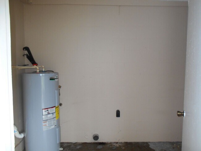 Building Photo - Three bedroom two bath - North Lakeland