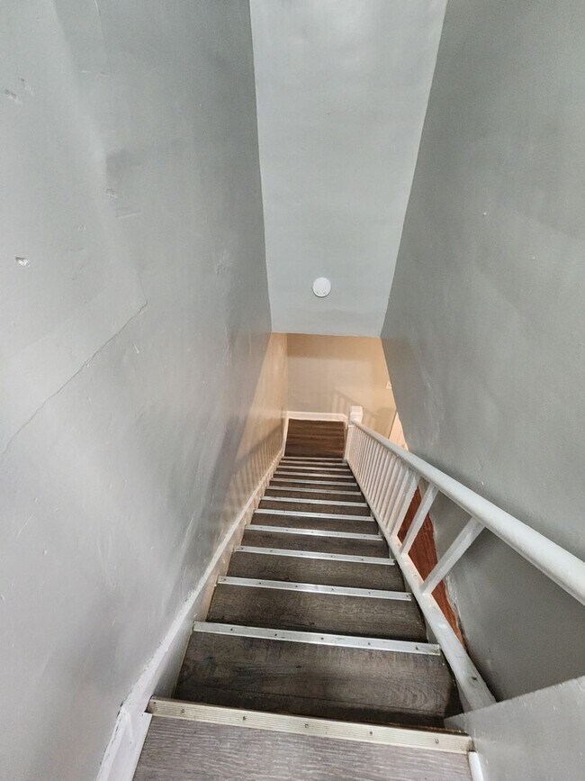 Building Photo - WESTSIDE 2 Bedroom Duplex Located near Harding and 21st Street