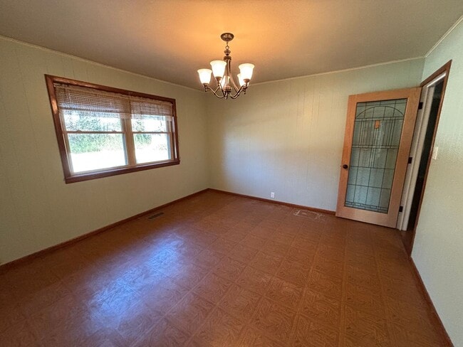 Building Photo - Welcome to this charming 3-bedroom, 2-bathroom home located in the desirable west side of Russell...