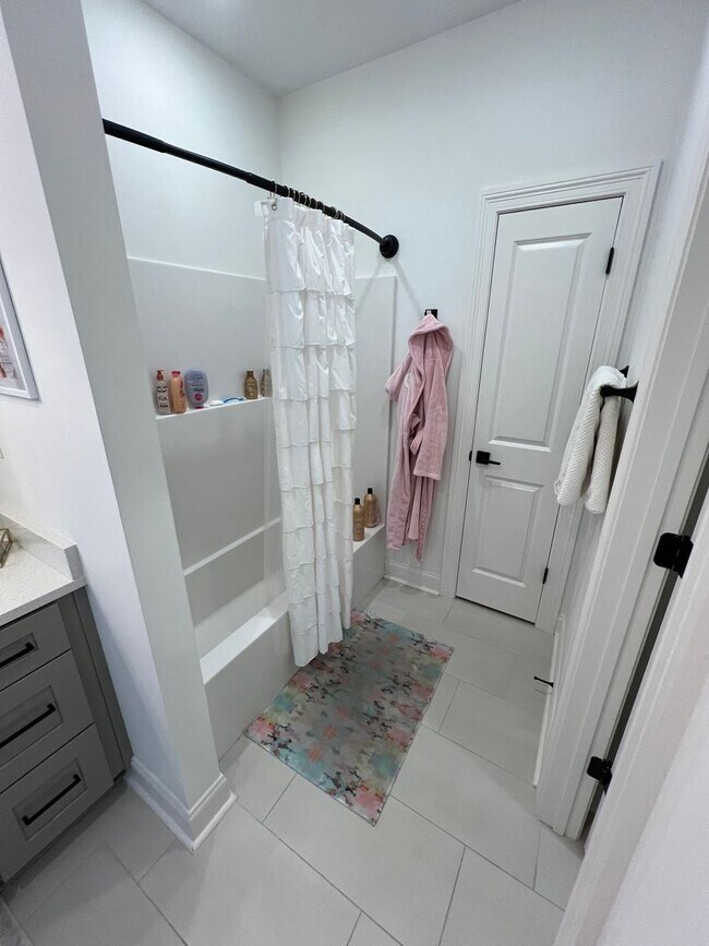 Building Photo - 3 bed 3.5 bath in South Grove!