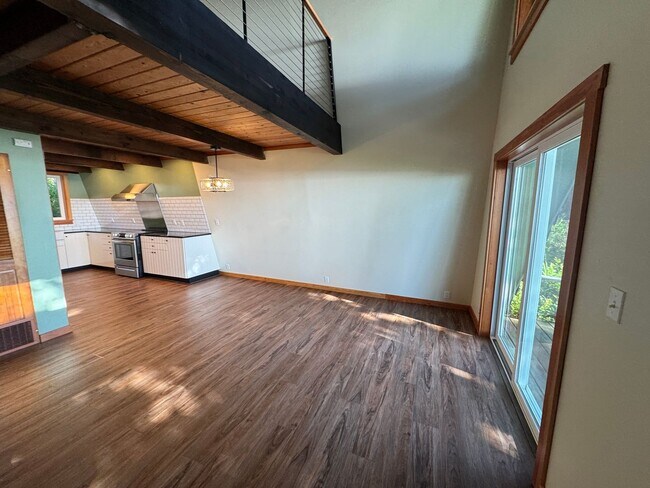 Building Photo - Beautiful Ocean Front Home in Seal Rock!