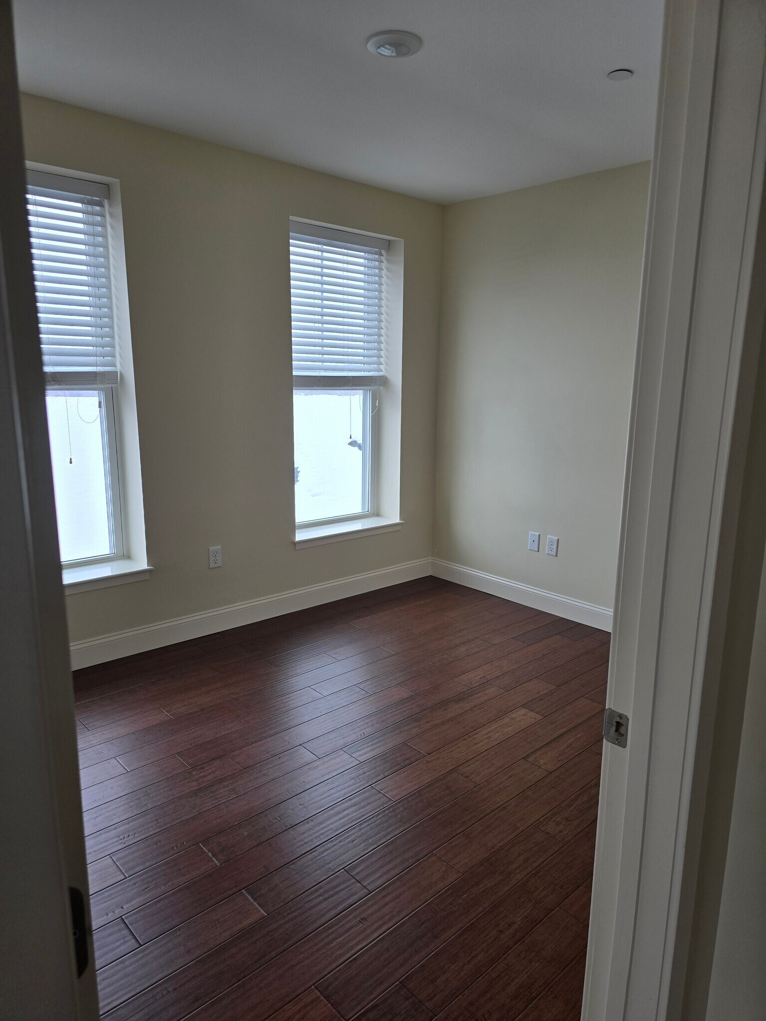 Building Photo - 152 N Main St